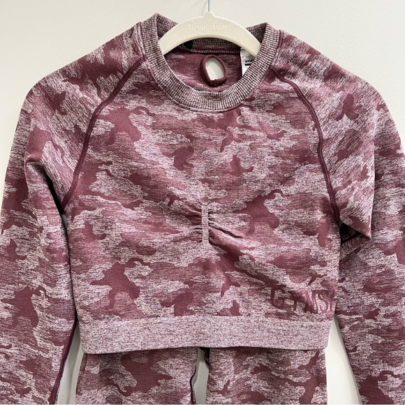 Gymshark Camo Seamless Two Piece Set in “Berry” - Picture 6 of 16